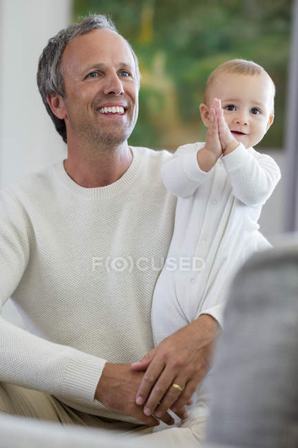 Glücklicher Vater mit süßer kleiner Tochter im Wohnzimmer — Stockfoto