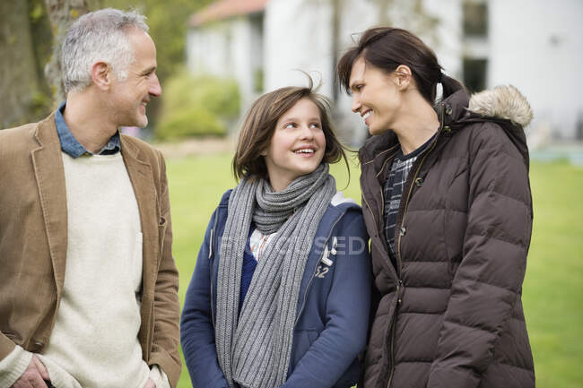 Familia feliz en un césped - foto de stock