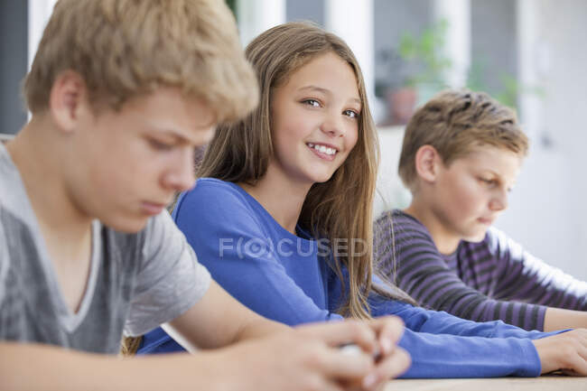 Schüler in einem Klassenzimmer — Stockfoto