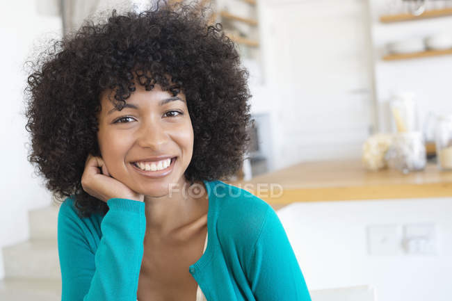 Портрет усміхненої жінки з афро зачіскою — стокове фото