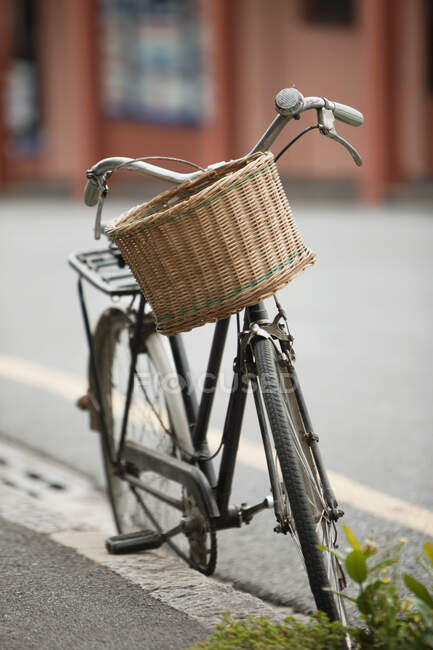 Bicycle parked at the roadside — Stock Photo