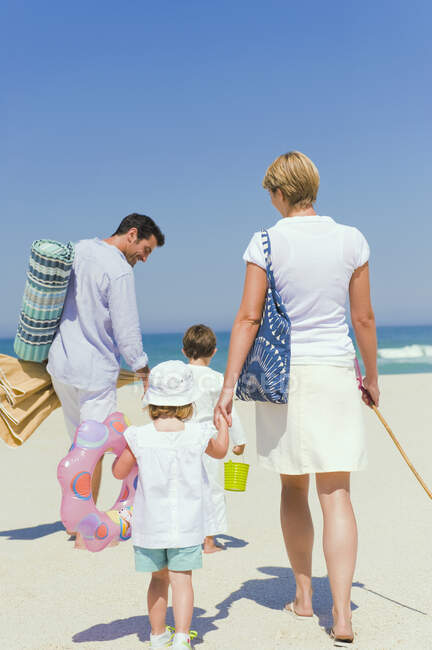 Семья на отдыхе на пляже — стоковое фото