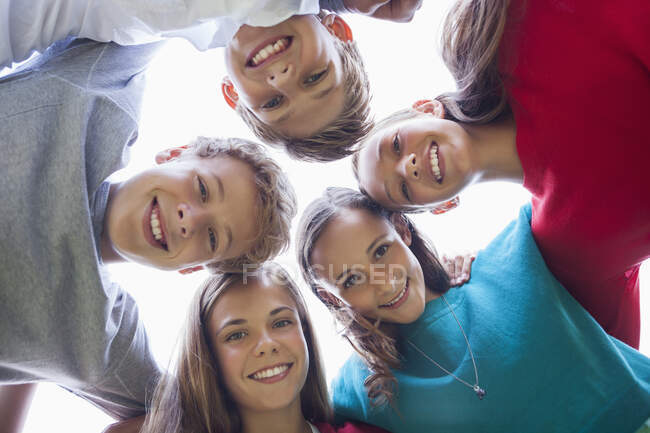 Vue en angle bas d'amis dans un huddle — Photo de stock