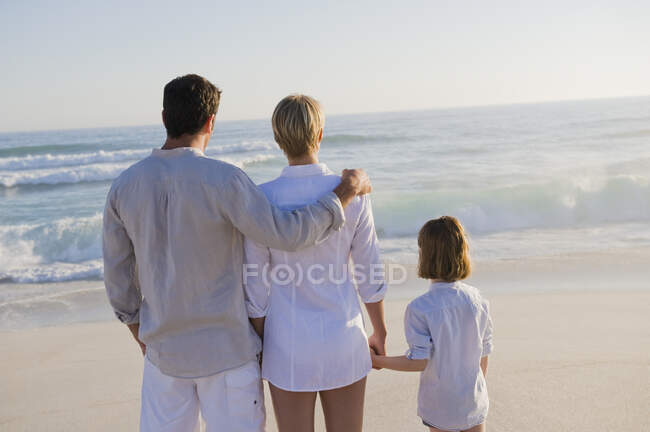 Famille debout sur la plage — Photo de stock
