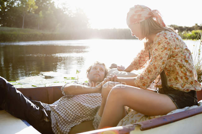 Jeune couple romance en bateau sur le lac dans la nature — Photo de stock