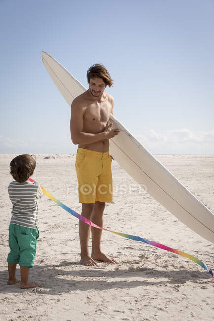 Heureux père et fils appréciant sur la plage — Photo de stock