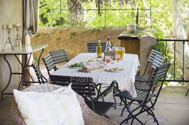 Nourriture sur la table dans le porche, foyer sélectif — Photo de stock
