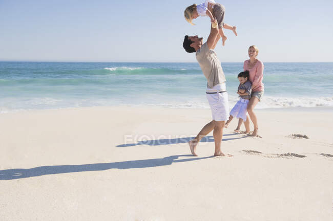 Famille profitant de vacances sur la plage — Photo de stock