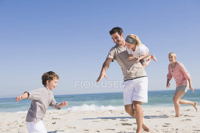 Семья отдыхает на пляже — стоковое фото
