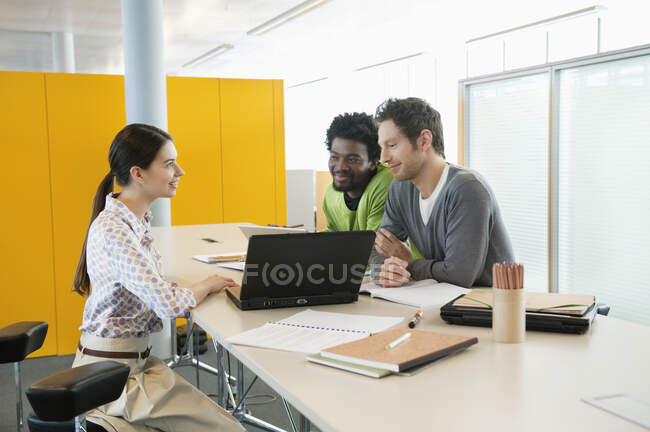 Бізнес-менеджери користуються ноутбуками в офісі — стокове фото