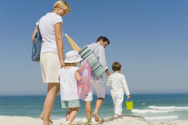 Семья на отдыхе на пляже — стоковое фото