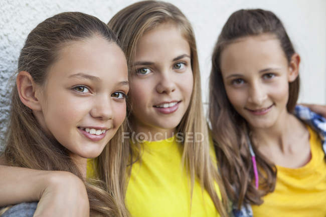 Porträt von Teenager-Mädchen, die zusammen lächeln — Stockfoto
