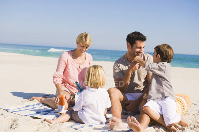 Familie im Urlaub am Strand — Stockfoto