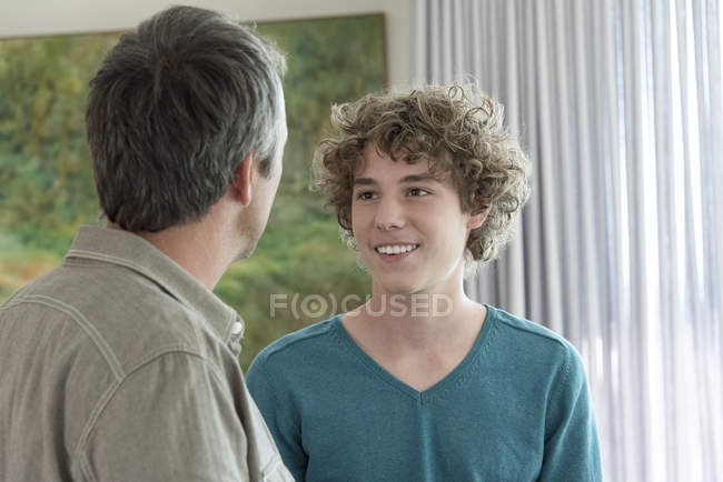Щасливий батько і син говорити на дому — стокове фото