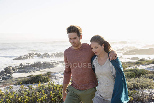 Relaxado casal romântico andando na costa juntos — Fotografia de Stock