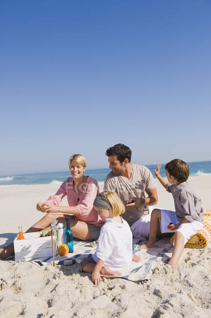 Família em férias na praia — Fotografia de Stock