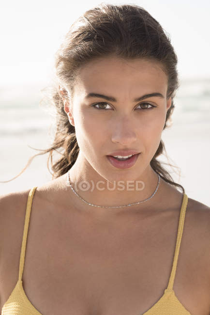 Retrato de sensual jovem na praia — Fotografia de Stock