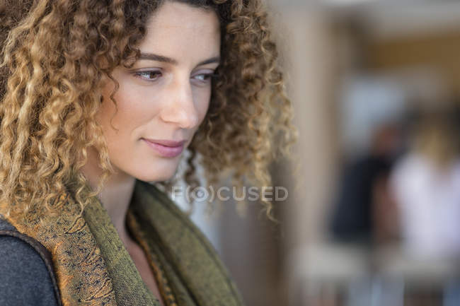 Портрет вдумливої щасливої жінки з кучерявим волоссям — стокове фото