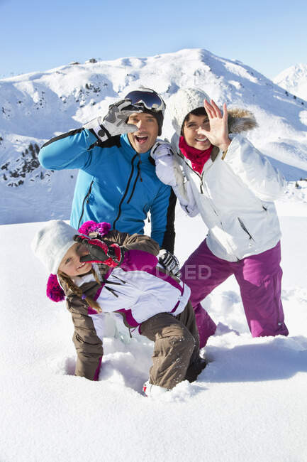 Família feliz na neve — Fotografia de Stock