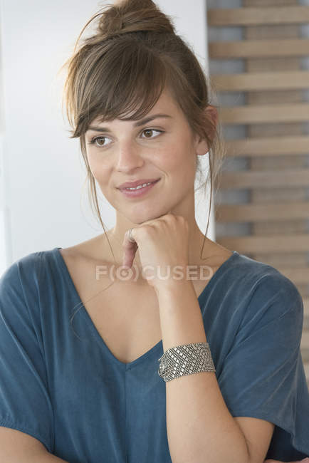 Портрет вдумчивой молодой женщины с рукой на подбородке — стоковое фото