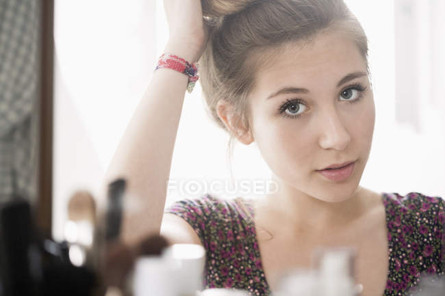 Nahaufnahme eines Teenager-Mädchens, das in den Spiegel schaut — Stockfoto