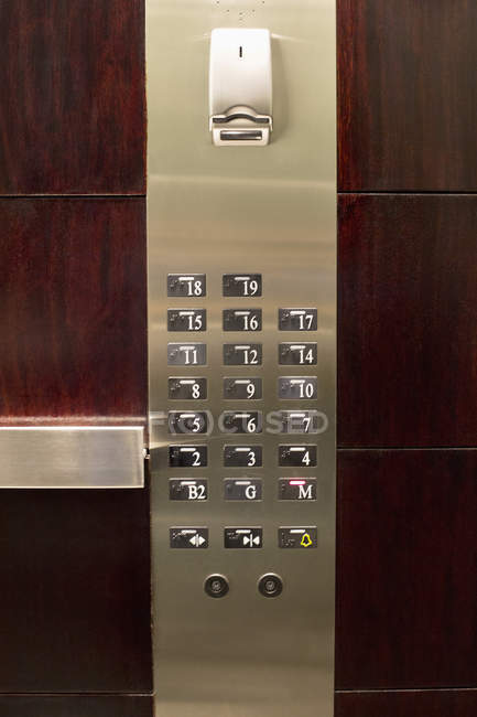 Primer plano del panel de control del ascensor - foto de stock