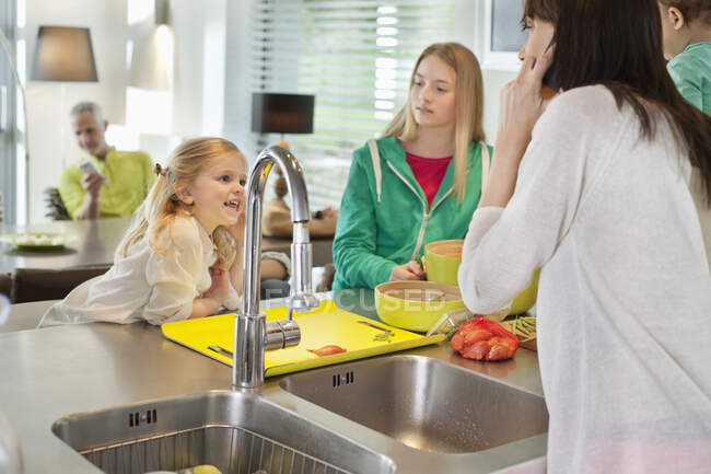 Mädchen mit ihrer Mutter in einer Küche — Stockfoto