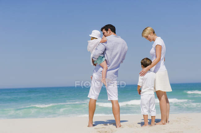 Сім'я у відпустці на пляжі — стокове фото