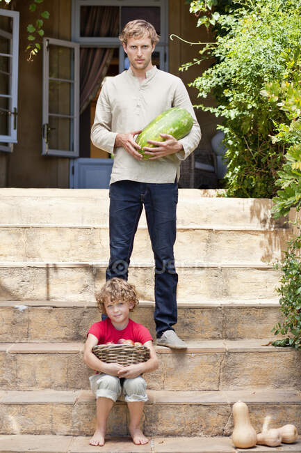Padre e figlio che portano frutto — Foto stock