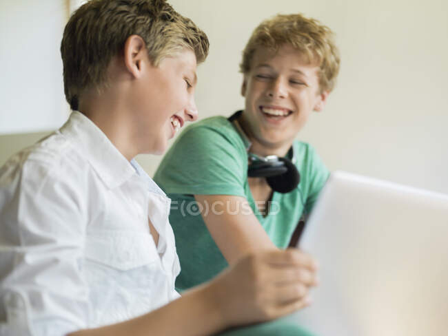 Due amici che usano un tablet digitale — Foto stock