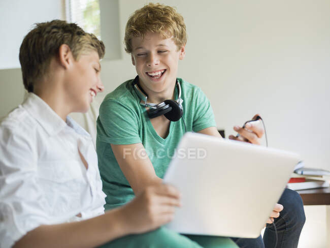 Two friends using a digital tablet — Stock Photo