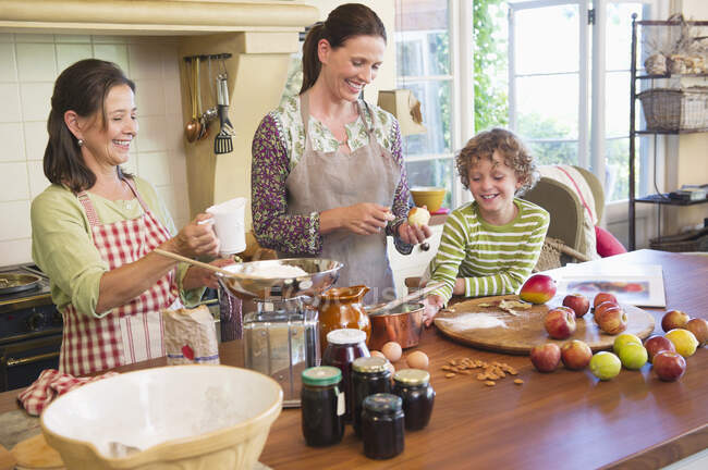 Multi generación de alimentos de cocina familiar en la cocina - foto de stock