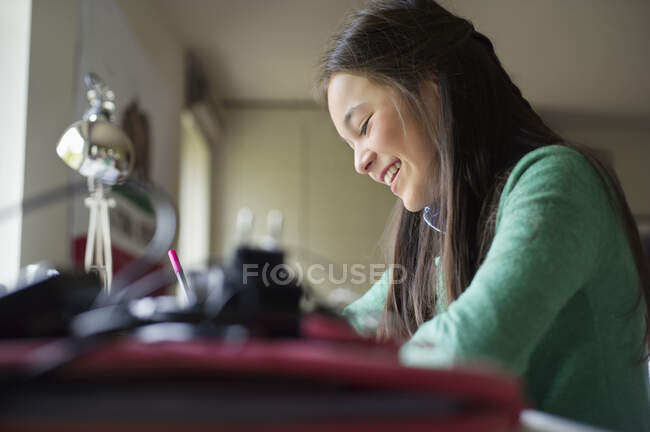 Девочка учится дома — стоковое фото