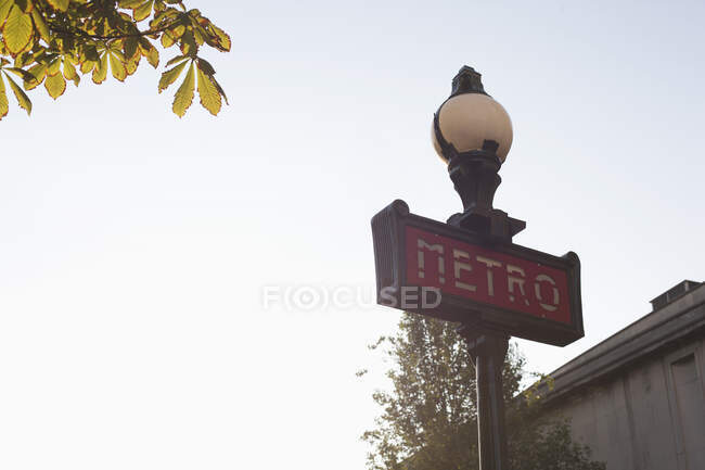 Vista ad angolo basso del cartello della metropolitana, Parigi, Ile-de-France, Francia — Foto stock