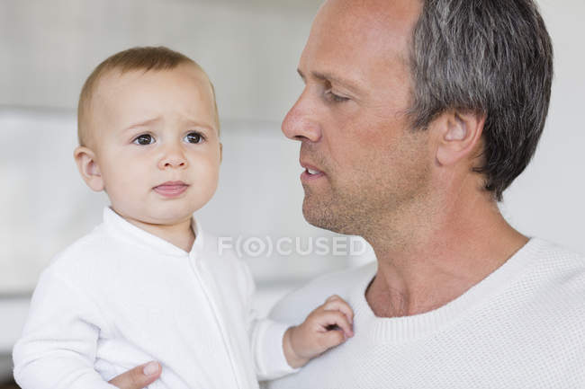 Happy father with baby daughter at home — Stock Photo