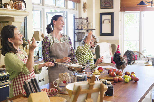 Multi geração família cozinhar alimentos com frango no balcão da cozinha — Fotografia de Stock