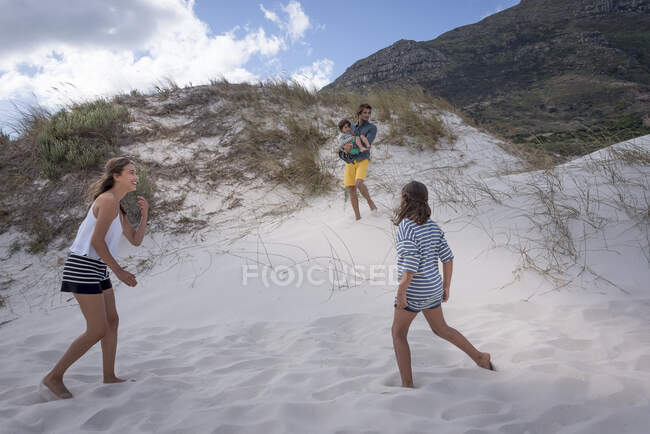 Feliz jovem família desfrutando na praia — Fotografia de Stock