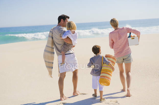 Сім'я у відпустці на пляжі — стокове фото