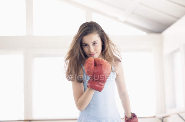 Retrato de menina no boxe luva de pé no quarto — Fotografia de Stock
