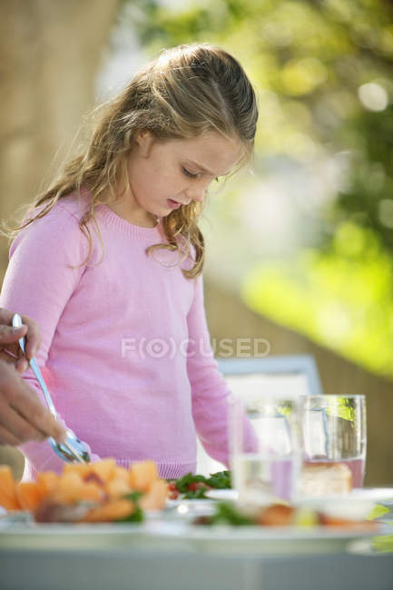 Menina tomando café da manhã na mesa de jantar — Fotografia de Stock