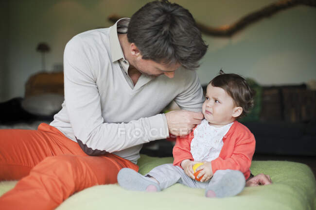 Мужчина утешает свою плачущую дочь — стоковое фото
