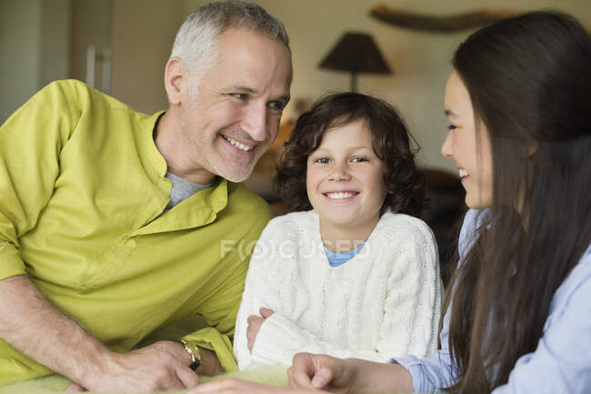 Primer plano de un hombre con sus hijos sonriendo - foto de stock