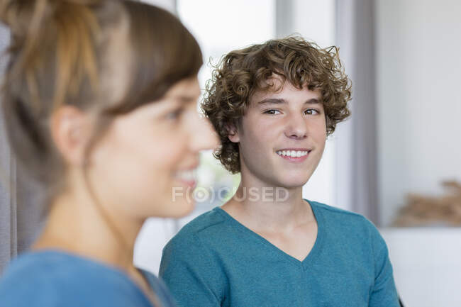 Close-up of two young friends smiling — Stock Photo