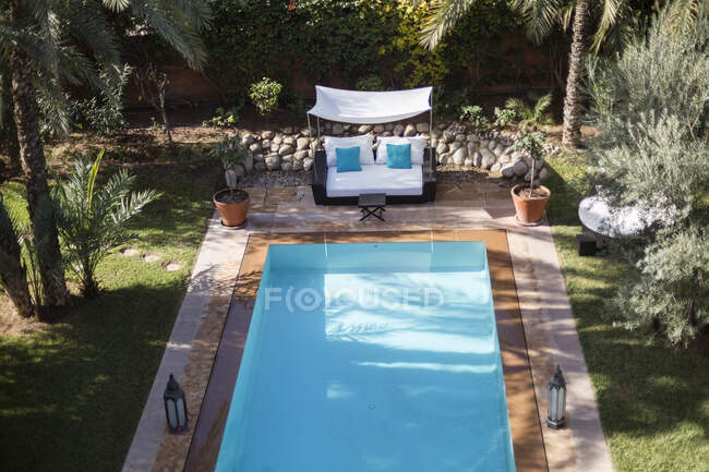 Vista de alto ângulo da piscina, Marraquexe, Marrocos — Fotografia de Stock