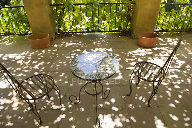 Стіл і стільці на веранді в літній сонячній сільській місцевості — стокове фото
