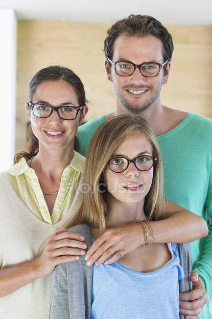 Retrato de una familia con anteojos y sonriente - foto de stock