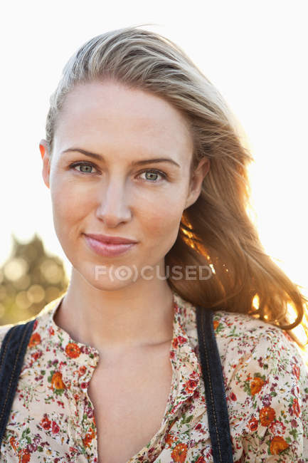 Nahaufnahme einer lächelnden blonden Frau im Freien — Stockfoto