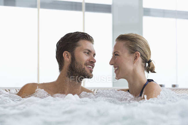 Portrait de couple souriant détendu reposant dans un bain à remous — Photo de stock
