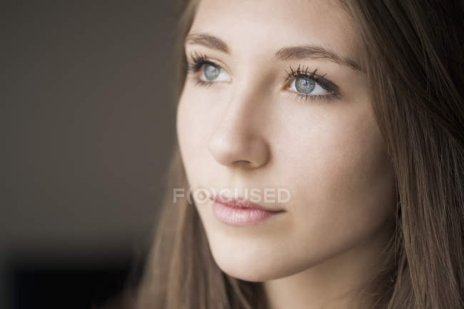 Rosto da menina adolescente feliz com maquiagem natural olhando para longe — Fotografia de Stock