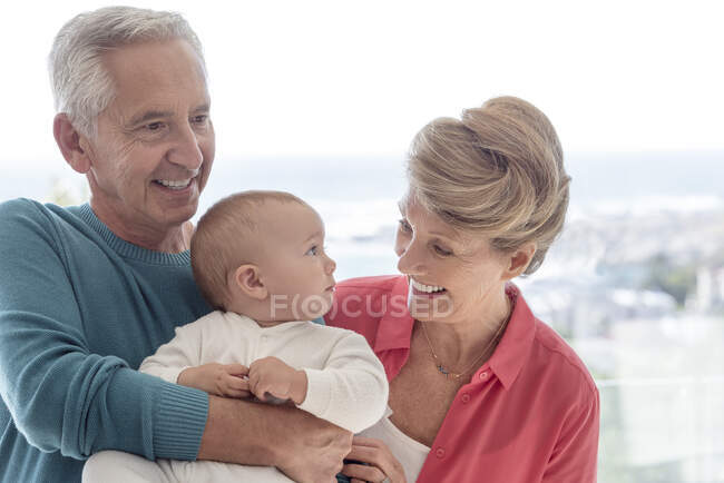 Felice nonni con nipotina bambino — Foto stock